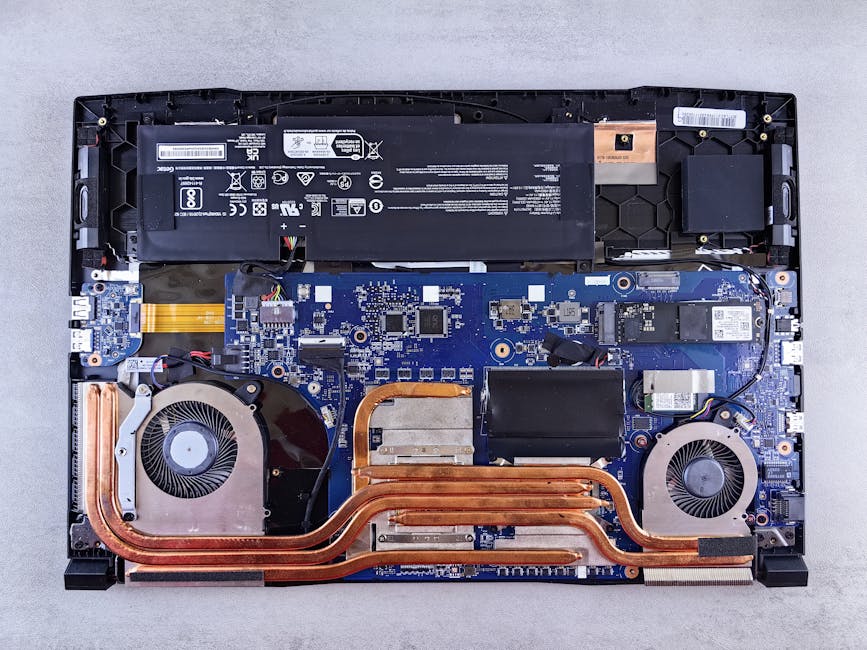 PC Portatile: 7 Segreti per Scegliere il Migliore per Lavoro e Gaming 5 pc portatile gaming Detailed view of laptop motherboard and cooling system components.